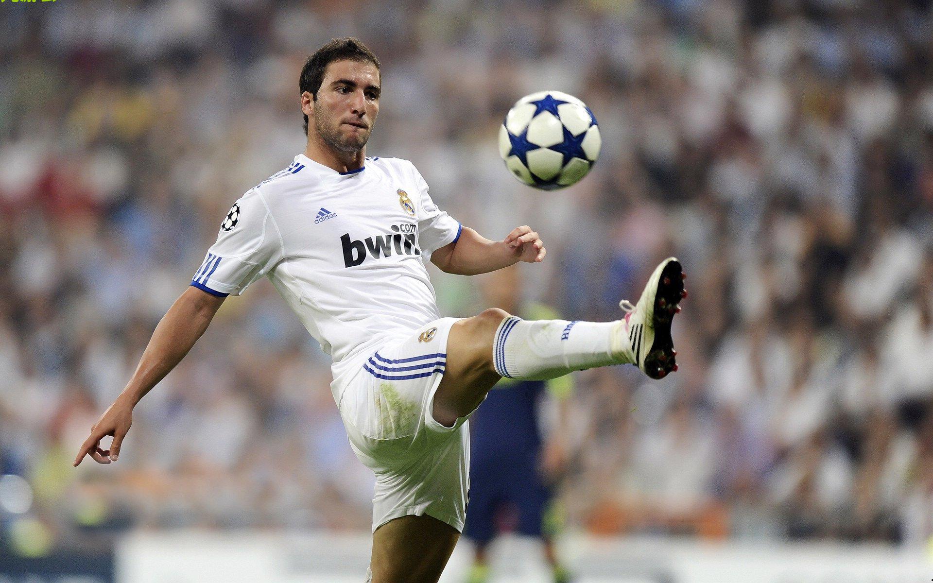 英媒曝阿森纳皇马竞逐尤文中场新核 凯夫伦-图拉姆成夏窗焦点，老妇人坚守非卖品立场