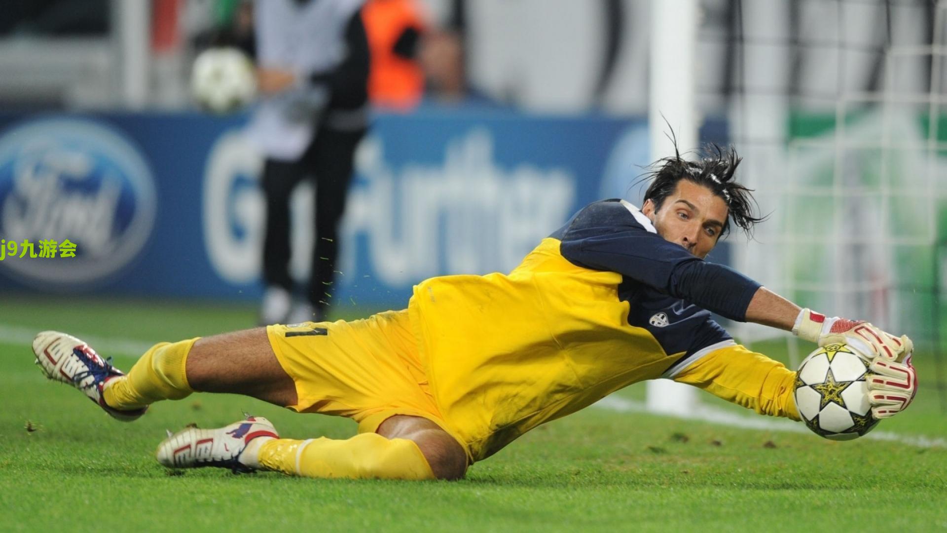 翟晓川承载队友信念拼出血性一战 团队力量铸就赛场动人篇章